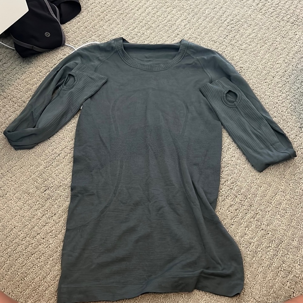 Green Lululemon long sleeve top. Size 6 great condition.